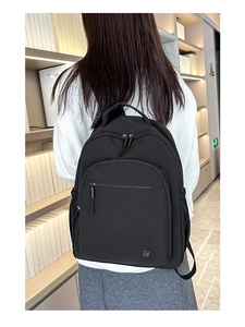 Rückansicht eines schwarzen leichten Outdoor-Rucksacks getragen von einem Modell