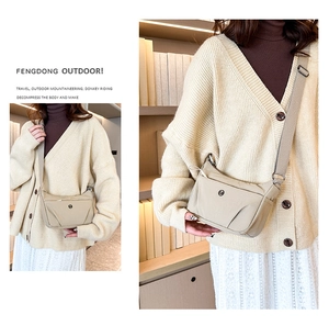 Sac bandoulière en nylon beige avec sangle ajustable et multiples poches zippées