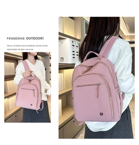 Detailansicht eines rosa leichten Outdoor-Rucksacks mit Reißverschluss und Seitentasche