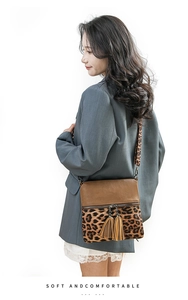 Détail de la texture léopard et des coutures en cuir sur le sac à bandoulière chic