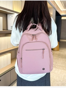 Detailansicht des leichten rosa Nylon-Rucksacks mit mehreren Reißverschlussfächern