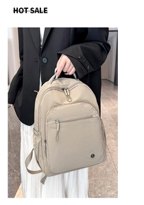 Detailaufnahme des beigen Rucksacks mit Reißverschlusstaschen und strapazierfähigem Material