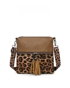 Sac bandoulière à imprimé léopard contrasté avec pompons et large sangle amovible