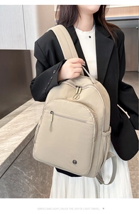 Detailaufnahme des beigen wasserdichten Nylon-Rucksacks mit großer Reißverschluss-Tasche