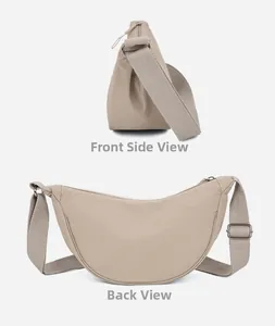 Dettaglio del lato e del retro della borsa a mezzaluna in nylon beige con zip superiore