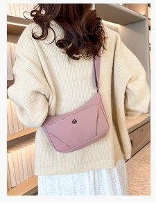 Sac bandoulière en nylon rose avec forme de boulette et large bandoulière