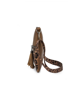 Détail du sac bandoulière léopard avec glands latéraux et finitions en métal argenté