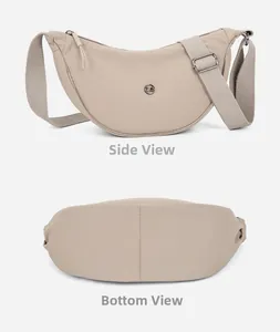 Dettaglio delle cuciture laterali e inferiori di una borsa a mezzaluna in nylon beige