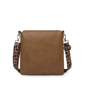 Détail du sac à bandoulière en cuir litchi marron avec sangle à motif léopard chic