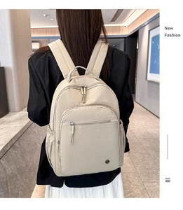 Detailansicht eines leichten beigen Rucksacks für Reisen und Wandern von hinten