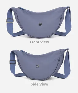 Dettaglio borsa a tracolla in nylon blu con logo LS in metallo e tracolla larga regolabile