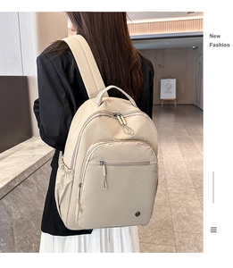 Detailansicht eines beigen, leichten Reiserucksacks mit Taschen und Schultergurten