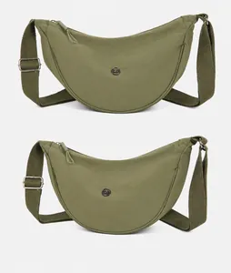 Vista frontale e laterale di una borsa a tracolla in nylon verde a mezzaluna