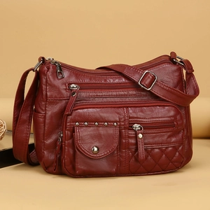 Sac bandoulière en cuir souple rouge foncé avec fermetures éclair et matelassage