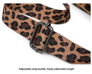 Détail de la bandoulière léopard avec boucle réglable en métal pour ajuster la longueur