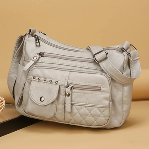 Sac à bandoulière beige chic avec poches zippées et texture en cuir synthétique souple