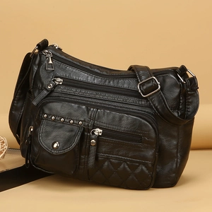 Sac bandoulière carré en similicuir noir avec multiples zips et rivets argentés tendance