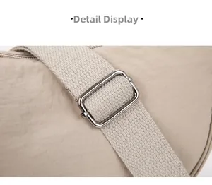 Dettaglio della tracolla in nylon ad alta densità e fibbia in metallo argentato