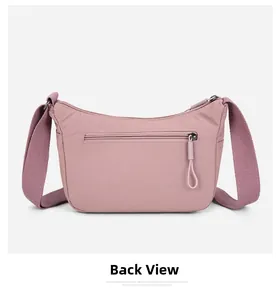 Vue arrière du sac nylon rose avec poche zippée cachée et bandoulière large confortable