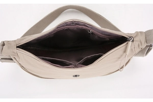 Vista interna della borsa a tracolla in nylon beige con scomparti e fodera logata