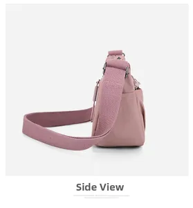 Détail du sac bandoulière en nylon mauve montrant la poche latérale et la sangle