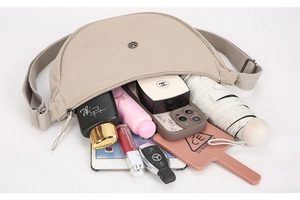 Interno spazioso della borsa a mezzaluna in nylon beige con grande capacità