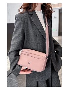 Rosa Umhängetasche aus Nylon mit mehreren Reißverschlüssen und verstellbarem Trageriemen