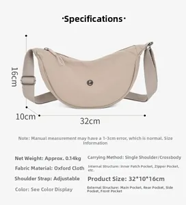 Dettaglio borsa a tracolla in nylon con dimensioni 32x10x16cm e struttura interna delle tasche
