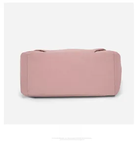Vue détaillée du fond rectangulaire du sac bandoulière en nylon rose pour femmes