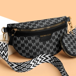Sac de poitrine monogramme tendance avec porte-monnaie rond et bandoulière tissée