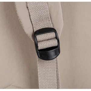 Detailaufnahme des beigen Nylon-Schultergurts mit schwarzer Kunststoffschnalle