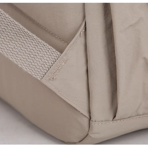 Detail der verstärkten Dreiecksnaht am khakifarbenen Nylon-Rucksackriemen für Haltbarkeit