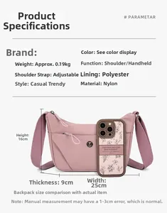 Comparaison de taille du sac bandoulière en nylon rose avec smartphone et dimensions