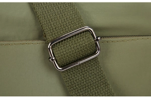 Detailansicht aus olivegrünem Nylon mit verstellbarer Metallschnalle am Schultergurt