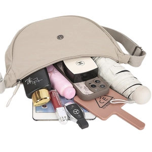 Borsa a tracolla in nylon a forma di mezzaluna con ampia capacità interna per oggetti vari.