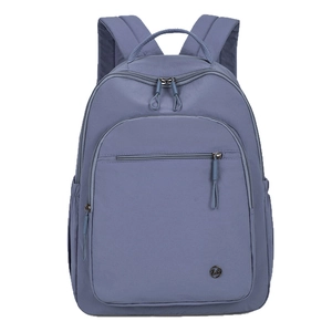 Vorderansicht von nebelblauem, leichtem Nylon-Rucksack mit vielen Fächern