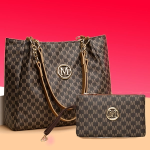 Ensemble sac cabas et pochette marron motif M avec logo en métal et bandoulière