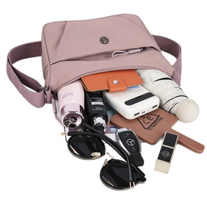 Sac bandoulière en nylon rose poudré à grande capacité pour essentiels et cosmétiques
