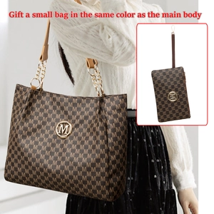 Détail du grand sac cabas avec imprimé M, bandoulière chaîne et petite pochette