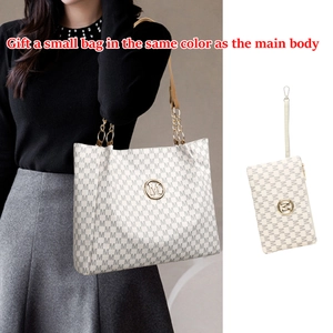 Détail du sac cabas beige avec imprimé M, logo doré et petite pochette assortie