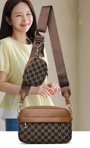 Detailansicht der braunen Leder-Umhängetasche mit Logo-Print und Mini-Tasche