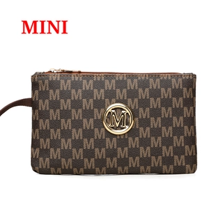 Détail d'une mini pochette marron avec motif M et ornements métalliques dorés chic