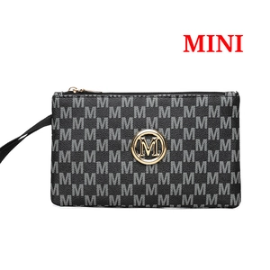 Gros plan sur pochette gris et noir avec imprimé M et logo métallique doré chic