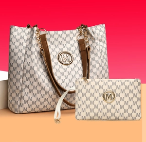 Détail de l'ensemble cabas imprimé M avec pochette assortie et logo en métal doré