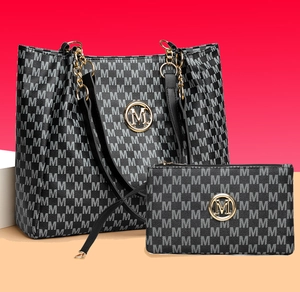 Détail de l'ensemble grand cabas et pochette avec imprimé lettre M et logo doré