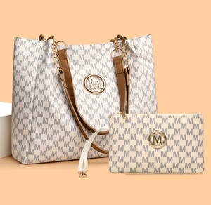 Détail du sac cabas imprimé M avec logo doré et pochette assortie de haute qualité