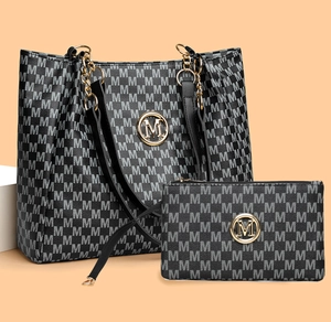 Détail du grand sac cabas avec motif M, poignée chaîne et ensemble pochette assorti