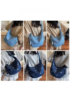 Detailsicht der Denim-Halbmondtasche mit weißen Schleifenmustern in Hellblau und Dunkelblau