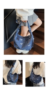 Detail der Denim-Umhängetasche mit weißen Schleifenmustern und verstellbarem Riemen