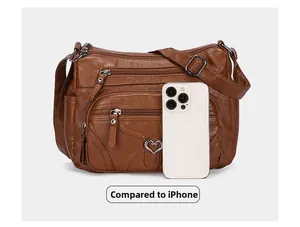 Sac bandoulière en cuir souple marron, comparaison de taille avec un iPhone
